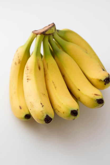 Gros plan banane sur fond blanc