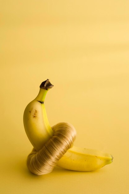 Photo un gros plan d'une banane sur un fond jaune