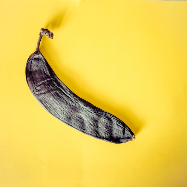 Photo un gros plan d'une banane pourrie sur fond jaune