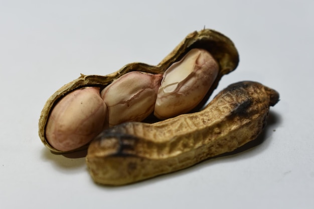 Photo un gros plan de bananes sur un fond blanc