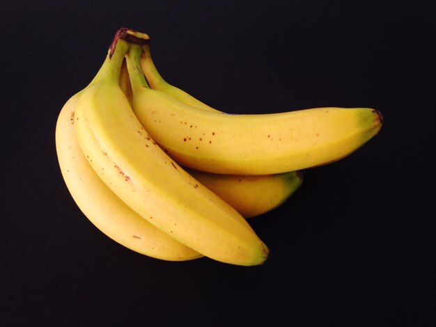 Un gros plan de bananes sur un fond noir