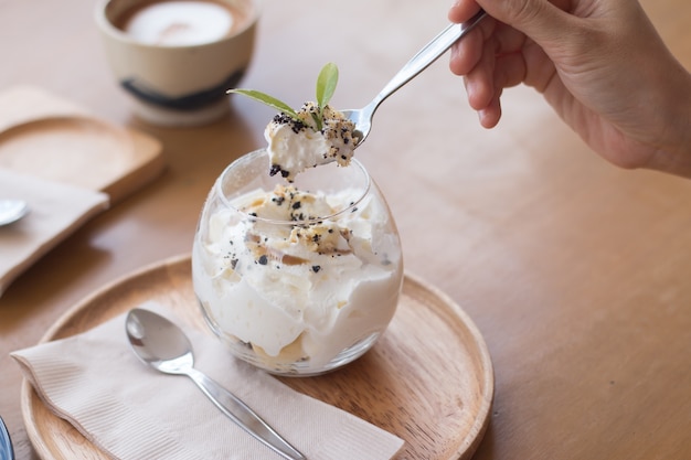 Photo gros plan de banoffee dans un bocal en verre