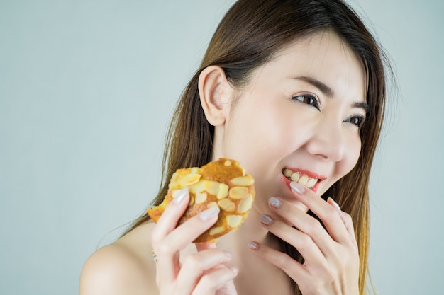 Gros plan, beau, femme asiatique, tenue, a, petit gâteau