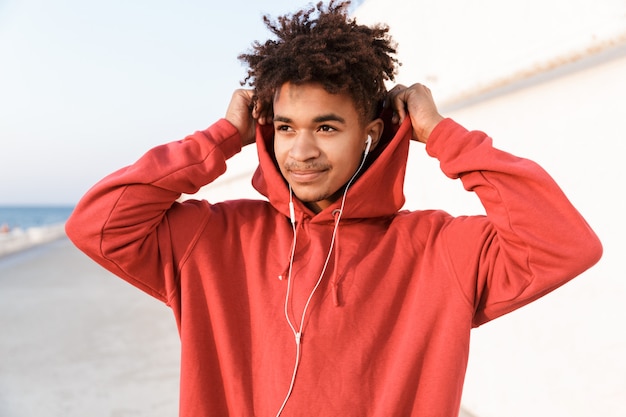 Gros plan d'un beau jeune adolescent