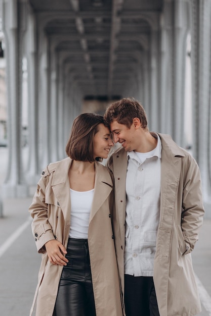 Gros plan d'un beau jeune couple souriant à Paris