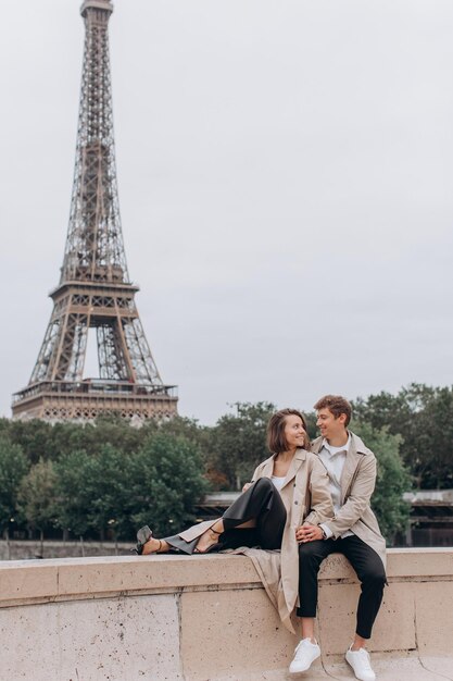 Gros plan d'un beau jeune couple souriant à Paris