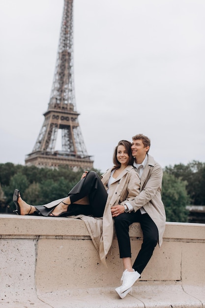 Gros plan d'un beau jeune couple souriant à Paris