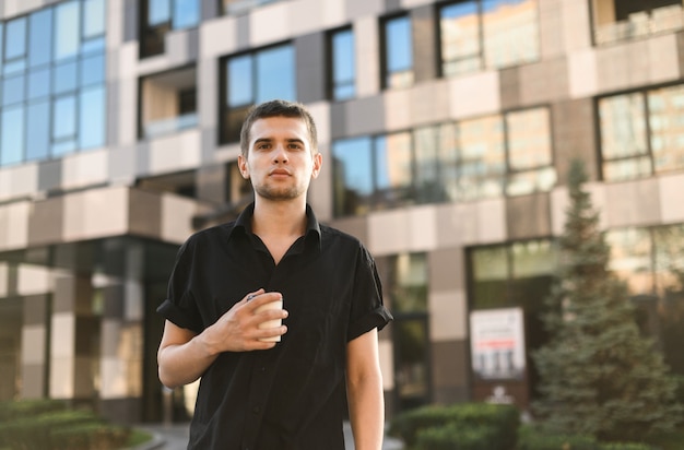 Gros plan sur beau jeune homme dans une chemise noire