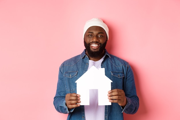 Gros plan sur beau jeune homme noir isolé