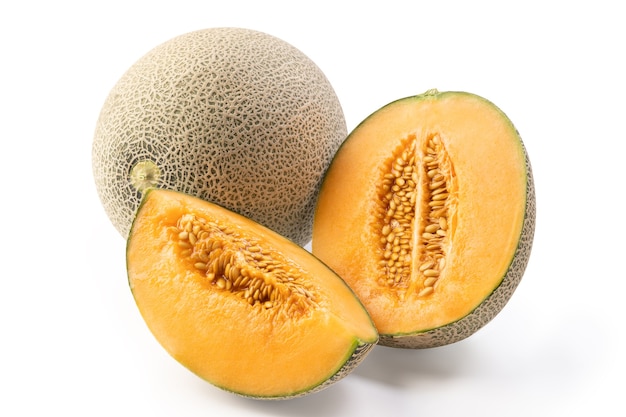 Gros plan de beau melon cantaloup juteux tranché savoureux, melon musqué, melon de roche isolé sur fond blanc.