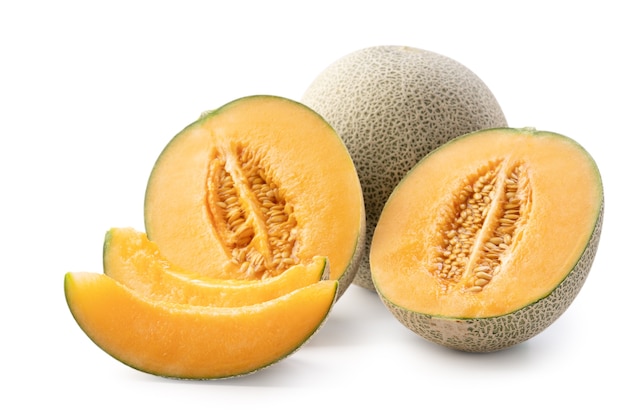 Gros plan de beau melon cantaloup juteux en tranches savoureux, melon musqué, melon rock isolé sur fond blanc.