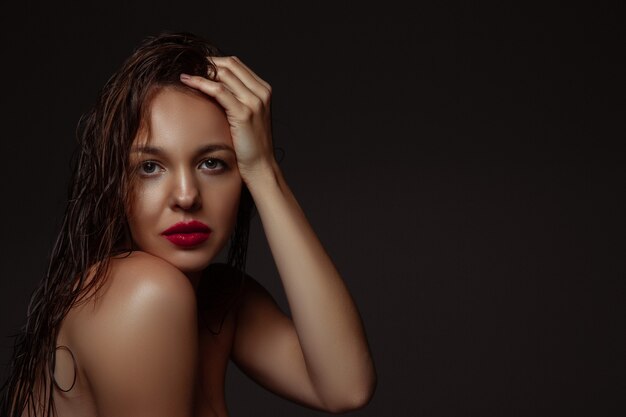 Gros plan d'un beau sourire féminin avec des dents blanches isolées sur fond de studio blanc