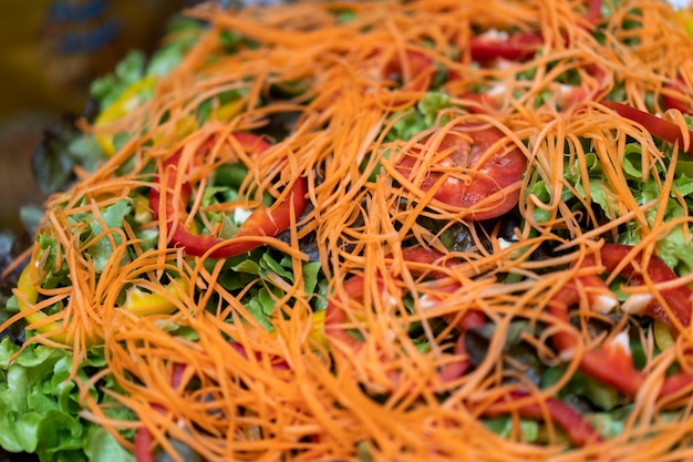 Gros plan sur beaucoup de garniture de carottes râpées sur la salade