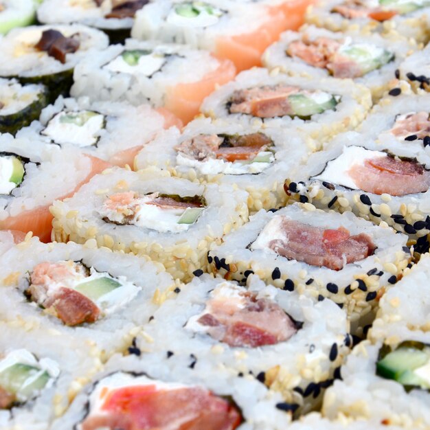 Gros plan, beaucoup, sushi, rouleaux, différentes, garnitures