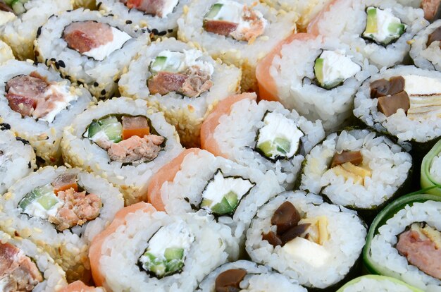 Gros plan, beaucoup, sushi, rouleaux, différentes, garnitures