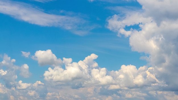 Gros plan sur de beaux nuages blancs sur un ciel bleu