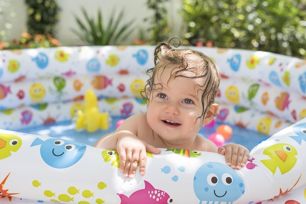 Gros plan d'un bébé caucasien sur la piscine