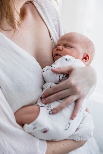 Photo gros plan, bébé, dormir, dans, bras mère