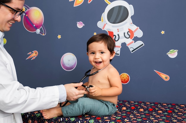 Photo gros plan, bébé, jouer, à, stéthoscope