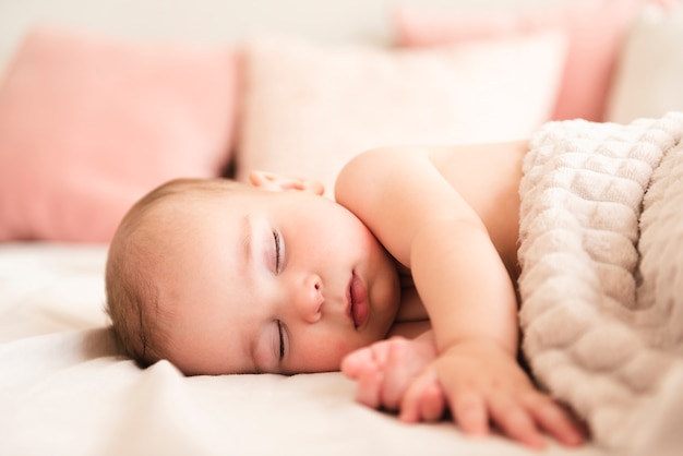 Photo gros plan d'un bébé nouveau-né adorable