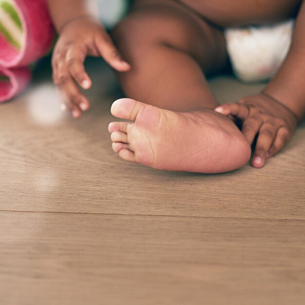 Gros plan de bébés enfants et pieds avec orteils sur plancher en bois maquette de maison ou de chambre de bébé