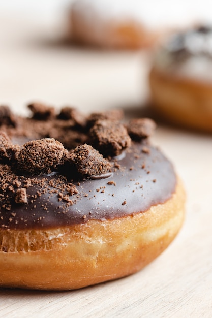 Gros plan d'un beignet au chocolat avec garniture de morceaux de chocolat