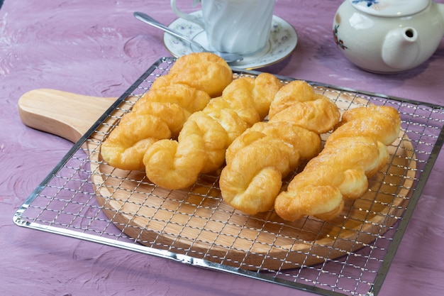 Gros plan de beignets frits faits maison