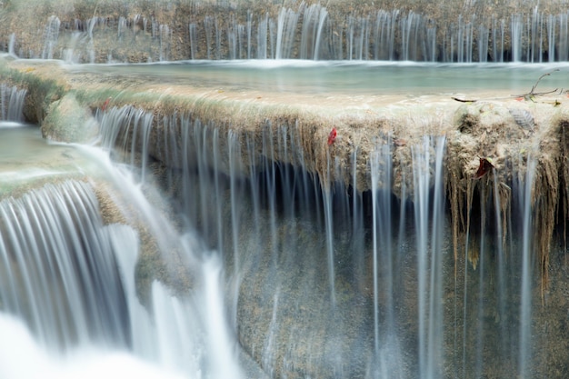 Gros plan d&#39;une belle cascade.