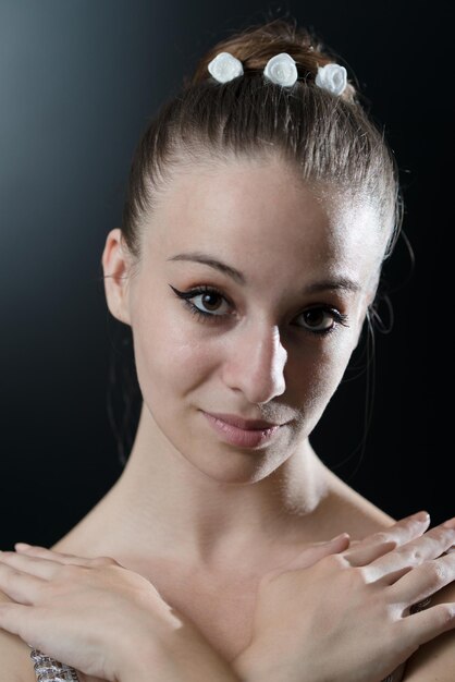 Gros plan d'une belle danseuse de ballet féminine sur fond noir