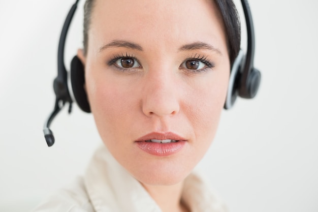 Gros plan d&#39;une belle femme d&#39;affaires à l&#39;aide de casque