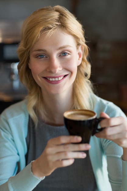 Gros plan, de, belle femme, avoir café