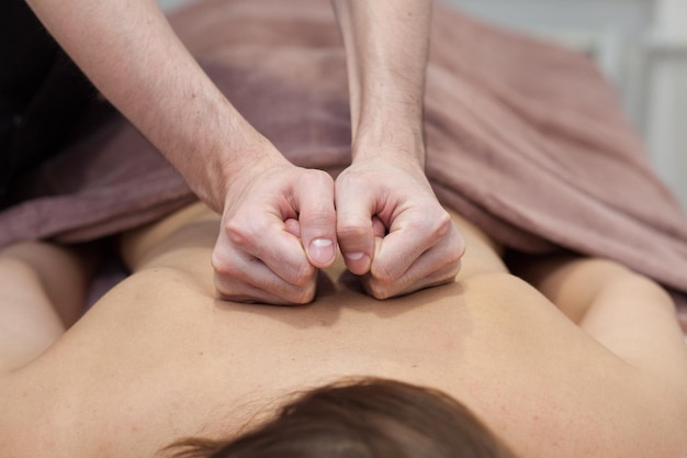 Gros plan belle femme ayant un massage profond de la tête du cou Vue d'en haut