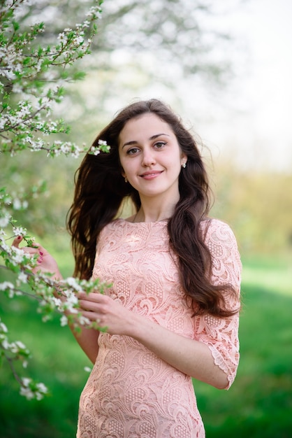 Gros plan sur la belle femme à l'extérieur