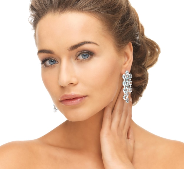 Gros plan, de, belle femme, porter, brillant, diamant, boucles d'oreilles