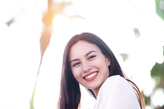 Gros plan d&#39;une belle femme sympathique souriante à l&#39;extérieur