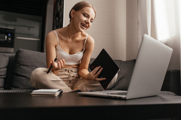 Gros plan sur la belle femme travaillant avec un ordinateur portable