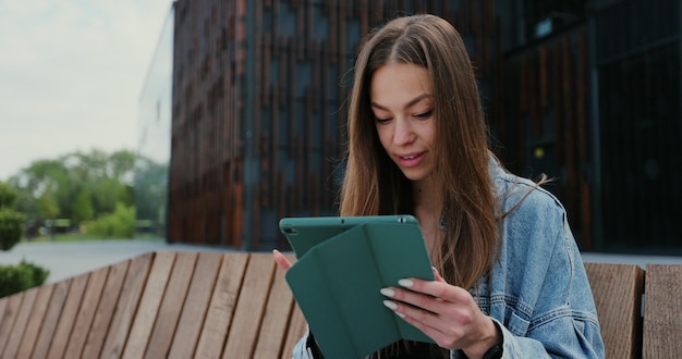 Gros Plan Belle Femme Travaillant Sur Un Ordinateur Tablette à L'extérieur Hipster Girl Reading News On Tablet At City Street Technology Concept