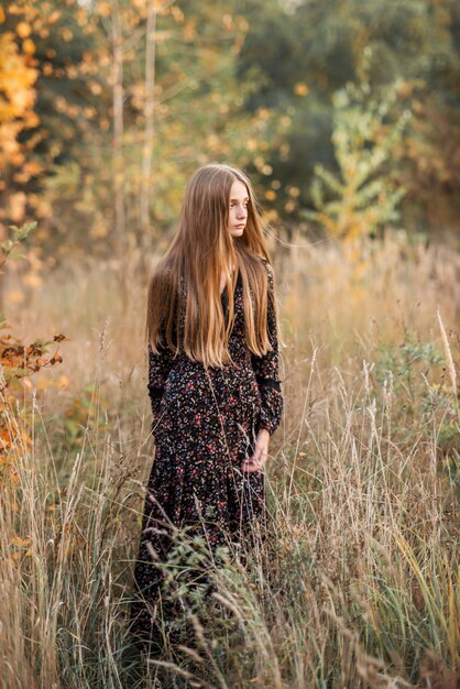 Gros plan sur la belle fille aux cheveux longs