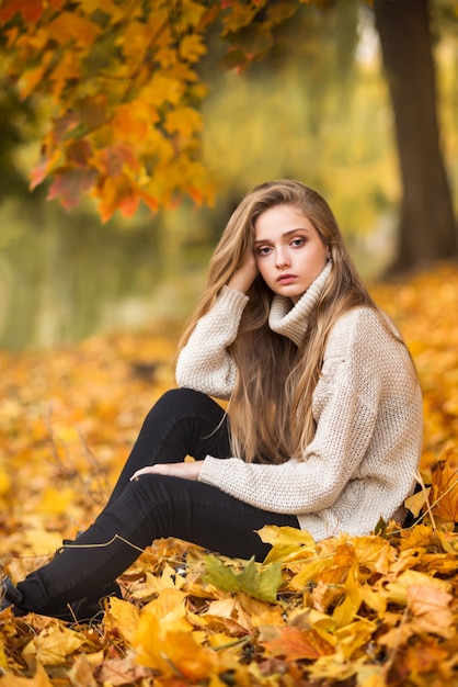 Gros plan sur la belle fille aux cheveux longs