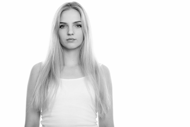 Gros plan de la belle jeune femme adolescente aux cheveux blonds isolé