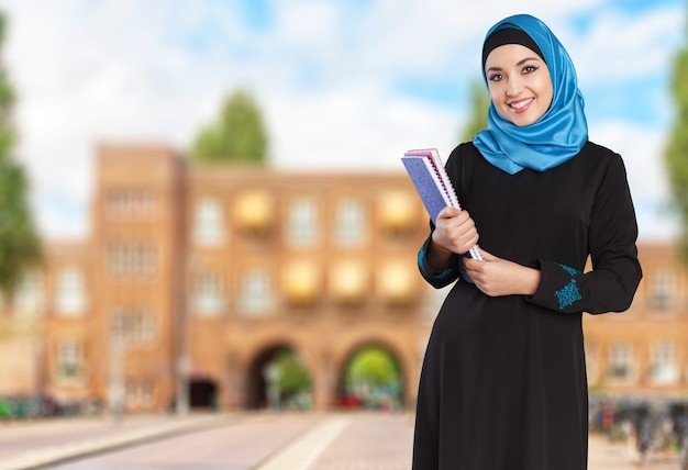 Gros plan belle jeune femme musulmane avec ordinateur portable sur fond flou