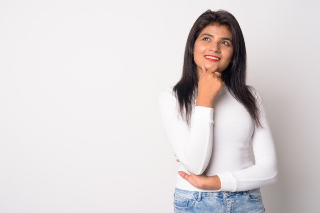 Photo gros plan de la belle jeune femme persane isolée