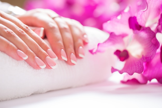 Photo gros plan de belles femmes dands avec des ongles de manucure de france. concept de manucure et spa.