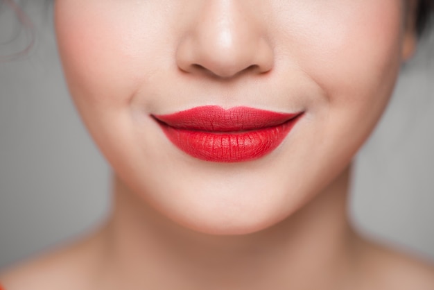 Gros plan de belles lèvres rouges parfaites. Mise au point sélective.