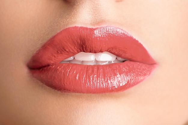 Gros plan Belles lèvres Sexy lèvres charnues dont le rouge à lèvres