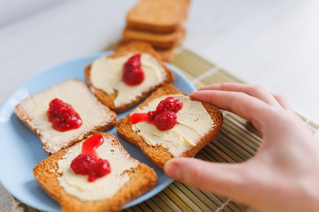 Un gros plan de beurre étalé sur du pain comme représentation d'un petit-déjeuner sain