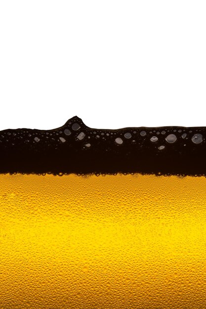 Gros plan de la bière, gros plan dans de la mousse et des bulles de bière sur fond noir, fond de gouttes d'eau
