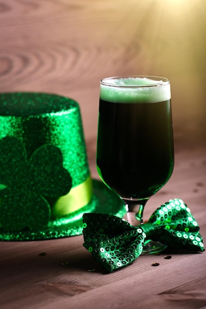 Gros plan de la bière verte de la Saint Patrick et tenue verte et accessoires de célébration