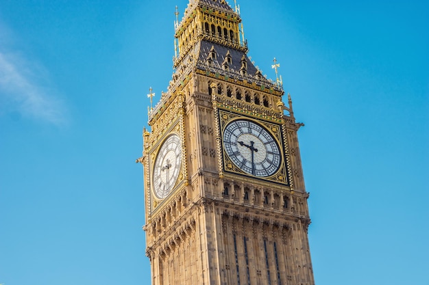 Gros plan de Big Ben avec ciel bleu, Londres, Royaume-Uni