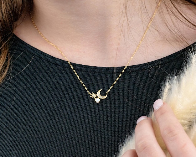 Gros plan d'un bijou pendentif sur fond blanc